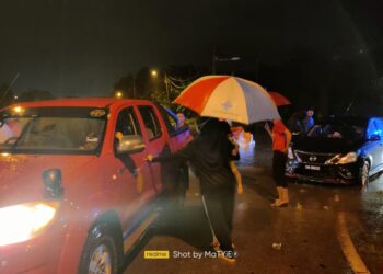 MANGSA banjir di Jalan Nangka, Banting mendapatkan bantuan daripada pasukan bomba yang membuat pemantauan bencana di Kuala Langat, Selangor, awal pagi tadi.