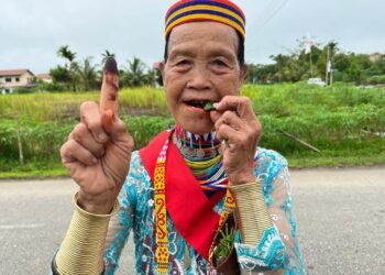 Tawud Luhan, 75, menunjukkan jari telunjuk kanannya yang dicalit dakwat selepas mengundi pada Pilihan Raya Negeri (PRN) Sarawak di Skim Penempatan Semula Bengoh, Dewan Undangan Negeri (DUN) Mambong, pagi ini.  -UTUSAN/ HARITH AUFA