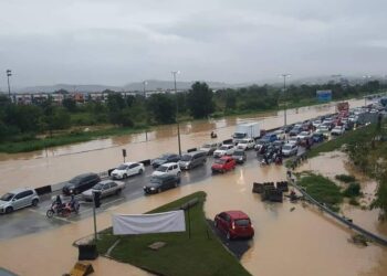 BEBERAPA kawasan di sekitar Sepang, Selangor dinaiki air akibat hujan lebat. - FOTO MEDIA SOSIAL