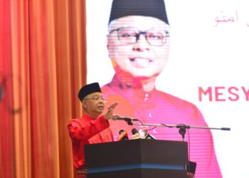 ISMAIL SABRI Yaakob berucap merasmikan Mesyuarat Perwakilan UMNO Bahagian Bera di Dewan Konvensyen Majlis Daerah Bera di Bera, Pahang. -UTUSAN/SHAIKH AHMAD RAZIF