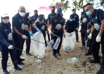 MANSOR OTHMAN (tiga dari kanan)  turun padang mengutip sampah-sarap di sekitar Pantai Batu Ferringhi, Pulau Pinang hari ini pada program pembersihan pantai sempena Hari Alam Sekitar Negara 2021.