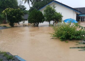 SEPARUH bangunan Balai Polis Lubok China, Alor Gajah, Melaka ditenggelami banjir susulan paras air sungai naik mendadak dan melimpah ke kawasan sekitar.