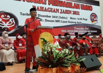 HASAN Rahman berucap merasmikan Mesyuarat Perwakilan UMNO Bahagian Jasin di Dewan MPJ, Lipat Kajang, Jasin, Melaka. - UTUSAN/AMRAN MULUP