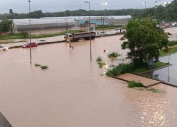 SATU daripada kawasan yang ditutup laluannya akibat banjir di Sepang, Selangor, semalam.