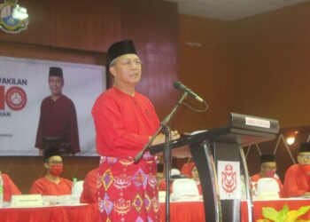 HASNI Mohammad ketika berucap merasmikan Mesyuarat UMNO Bahagian Pontian di Dewan Jubli Intan Sultan Ibrahim, di Pontian, Johor. -UTUSAN/MUHAMMAD ZIKRI