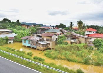 KEADAAN sekitar Guchil 7 di Kuala Krai, Kelantan yang kini ditenggelami air banjir selepas hujan berterusan sejak dua hari lalu. - UTUSAN/BAHRUDDIN HATTA