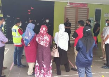 SESI perbincangan yang diadakan antara polis, pengusaha tadika, wakil ibu bapa dan penduduk yang tidak berpuas hati dengan bunyi bising daripada anak-anak yang belajar di pusat asuhan tersebut diadakan semalam.-UTUSAN/NOR SHAFAWATI YUP