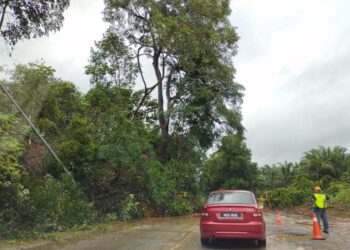 KERJA pembersihan tanah yang memenuhi tiga perempat jalan Jalan Seremban-Tampin dekat Sungai Gadut, Seremban sedang giat dilaksanakan oleh petugas Jabatan Kerja Raya (JKR).-UTUSAN/NOR AINNA HAMZAH.