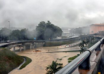 KEADAAN banjir kilat di susur keluar lebuhraya NKVE Bukit Jelutong sekitar tinjauan di Shah Alam, Selangor. UTUSAN/ZULFADHLI ZAKI