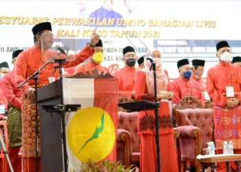 ABDUL RAHMAN Mohamad (berdiri depan, kiri) bersama perwakilan UMNO Bahagian Lipis menyatakan sokongan kepada Perdana Menteri sempena Mesyuarat Perwakilan UMNO Bahagian Lipis di Lipis, Pahang. - UTUSAN/HARIS FADILAH AHMAD