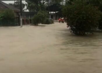 KEADAAN di Batu 5, Jalan Ipoh yang dinaiki air petang tadi akibat hujan lebat berpanjangan sejak semalam.