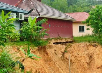 KEADAAN rumah terjejas akibat tanah runtuh di Jalan Desa Putra, Kampung Sungai Merab Hulu, Bangi, Selangor. - FOTO IPD SEPANG