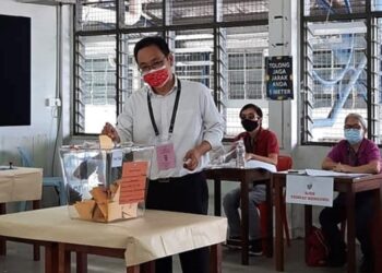 PChong Chieng Jen selesai mengundi di pusat mengundi Sekolah Menengah Jenis Kebangsaan (SMKJK) Kuching High di sini.