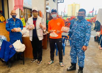 PETUGAS masjid mula mengagihkan makanan kepada mangsa banjir di masjid sekitar Wilayah Persekutuan. - GAMBAR JAWI