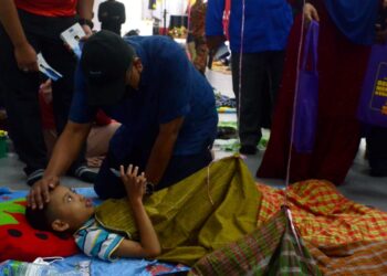 REEZAL Merican Naina Merican beramah mesra dengan salah seorang kanak-kanak yang menyertai Majlis Khatan Perdana peringkat Parlimen Kepala Batas di Kubang Menerong, Pulau Pinang hari ini.