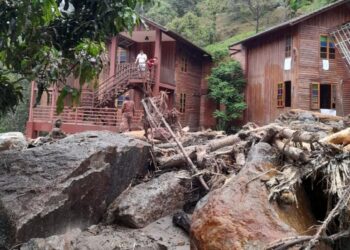 SERAMAI 35 orang termasuk sembilan kanak-kanak berdepan detik cemas apabila terkandas dengan satu kejadian banjir lumpur ketika mengunjungi Chalet Bobby Eco Camp di Bentong, Pahang. - IHSAN JBPM PAHANG