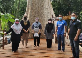 RASDAN Salleh (dua dari kanan) bersama sebahagian pengunjung yang terkandas masih menginap Danz Eco Resort Kuala Tahan di Jerantut, Pahang. - GAMBAR IHSAN DANZ ECO RESORT