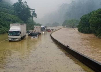 BEBERAPA buah kenderaan terkandas berikutan kejadian banjir dan tanah runtuh di Lebuh Raya Karak ke Kuala Lumpur berdekatan Bentong, Pahang. - GAMBAR IHSAN ANIH BERHAD