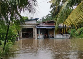 KEADAAN rumah yang dinaiki air banjir di Batu 7 Jalan Changkat Jong di Teluk Intan hari ini. - UTUSAN/AIN SAFRE BIDIN