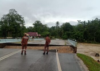 JAMBATAN ke Kampung Puom terputus hubungan sehingga menyukarkan pihak bomba untuk menghantar bantuan. - IHSAN BOMBA