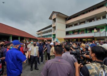 PERDANA Menteri, Datuk Seri Ismail Sabri Yaakob melawat mangsa banjir yang dipindahkan di PPS di Sekolah Kebangsaan Telok Gong, Pelabuhan Klang di Klang, Selangor, hari ini.