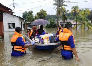 Berikutan bencana banjir yang melanda negara ketika ini, sebahagian besar bank di Malaysia telah mengumumkan pelbagai bantuan kepada pelanggan yang terkesan akibat bencana tersebut. - GAMBAR HIASAN/IHSAN APM