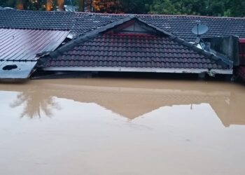 RUMAH penduduk yang dinaiki banjir sehingga paras bumbung di Taman Sri Nanding, Hulu Langat.