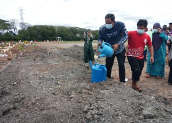 SAYU perasaan tidak tergambar bagi Abd. Razak Majid ketika menyiram air di pusara jenazah isteri dan anak-anaknya yang dikebumikan dalam satu liang lahad di Tanah Perkuburan Islam Seksyen 21, Shah Alam, Selangor hari ini.