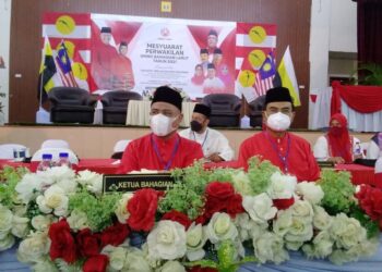 SAARANI Mohamad (kiri) ketika menghadiri Mesyuarat Perwakilan UMNO Bahagian Larut di Selama hari ini. - UTUSAN/WAT KAMAL ABAS