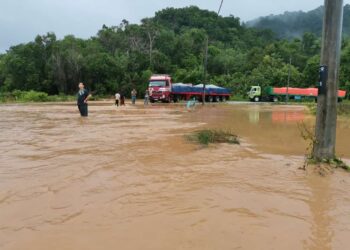 KEADAAN banjir di Kampung Tebing Tembah, Paka di Dungun, hari ini. - UTUSAN/NIK NUR IZZATUL HAZWANI NIK ADNAN