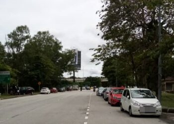 DERETAN kereta tersadai selepas banjir akibat limpahan air Sungai Damansara di sekitar Seksyen 13, Shah Alam, Selangor. - UTUSAN/MOHAMAD NAUFAL MOHAMAD IDRIS