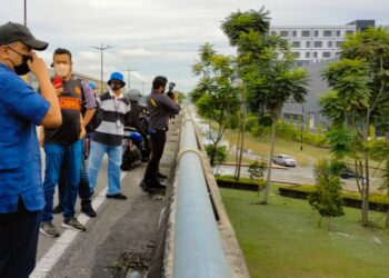 REEZAL Merican Naina Merican (kiri) meninjau lokasi banjir yang mulai surut di sekitar Seksyen 19, Shah Alam, Selangor petang tadi.