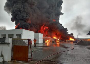 ANGGOTA bomba memadam kebakaran kilang di Kawasan Perindustrian Bemban di Batu Gajah hari ini. - UTUSAN/IHSAN JBPM PERAK