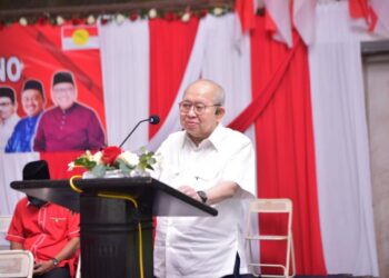 TENGKU Razaleigh Hamzah merasmikan Mesyuarat Perwakilan UMNO Bahagian Gua Musang di Bukit Cekati, Gua Musang, Kelantan. - UTUSAN/AIMUNI TUAN LAH