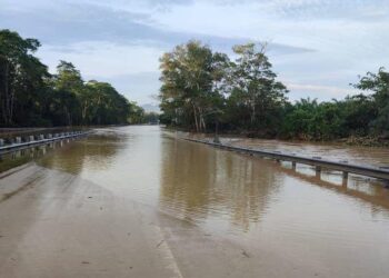 SEBATANG laluan di Lebuh Raya Karak ke Kuala Lumpur masih ditenggelami banjir dan ditutup kepada semua kenderaan berdekatan Bentong, Pahang. - GAMBAR IHSAN ANIH BERHAD