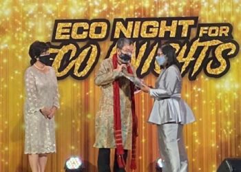 SHARIFAH ZAKIAH Syed Sahab (kanan) pada majlis Eco Night for Eco Knights' yang diadakan bagi meraikan rakan strategik JAS Pulau Pinang termasuk NGO dan media di Georgetown, malam tadi.