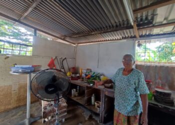 RANJIT Kaur menunjukkan peralatan dapurnya yang rosak akibat kejadian banjir susulan hujan lebat ketika ditemui di rumahnya di Kampung Batu 4, Jalan Jelebu, Seremban. - UTUSAN/NURUL AZMAH SHAFIQAH KHAIRUL AZHAR