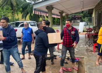 SEBAHAGIAN sukarelawan bencana banjir membantu mengagihkan barang makanan kepada mangsa di Pusat Pemindahan Sementara di Kampung Lata Kasah, Jerantut, Pahang.