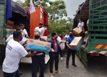 ON Jabbar (dua kiri) membantu mengisi barangan keperluan ke dalam lori ketika majlis pelepasan misi bantuan sukarelawan Southern Volunteers di Johor Bahru, Johor. - UTUSAN/KHAIRUL MOHD ALI