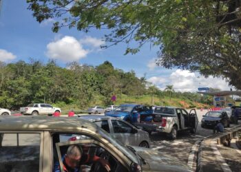 PENGGUNA jalan raya masih terkandas di Tol Lanchang berikutan laluan LPT ke Temerloh masih ditutup akibat banjir - FOTO IHSAN PENGGUNA LPT