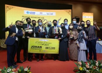 PASUKAN UIAM bergambar selepas muncul juara Debat Diraja IPT 2021 di Hotel Zenith, Putrajaya hari ini. – UTUSAN/AMREE AHMAD