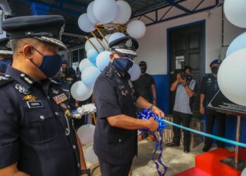 MAZLAN Lazim (dua dari kiri) merasmikan Markas Taktikal Pasukan Polis Marin Kuala Kedah, Wilayah 1 sambil diperhatikan oleh Kamarul Zaman Mamat (kiri) di Kuala Kedah, Alor Setar. - UTUSAN/SHAHIR NOORDIN