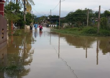 KEADAAN banjir di Kampung Bestari Jaya, Kuala Selangor, petang tadi.