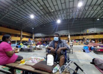 SIVAKUMAR Maruganmuthu dan isterinya Silvakumari Munisamy merayu bantuan orang ramai yang mengenali anaknya, Dhanesh menemui mereka di SJKT Ladang Emerald yang menempatkan mangsa banjir di Taman Sri Muda, Seksyen 25 di Shah Alam, Selangor.