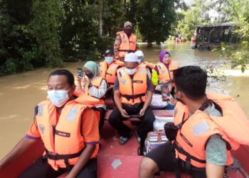 MANGSA banjir di tiga buah kampuang di daerah Pekan dipindahkan berikutan paras air sungai yang semakin meningkat. - FOTO IHSAN JBPM PEKAN