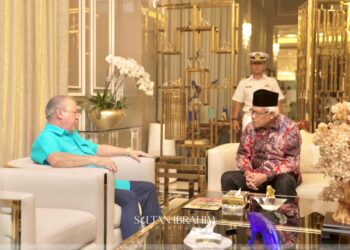 SULTAN Ibrahim Sultan Iskandar menerima menghadap Hamzah Zainuddin selama dua jam di Johor Bahru, Johor.