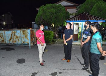 SKUAD peninjau misi bantuan banjir UTHM berbincang dengan wakil masyarakat setempat bagi mengenal pasti lokasi yang terjejas di Selangor.