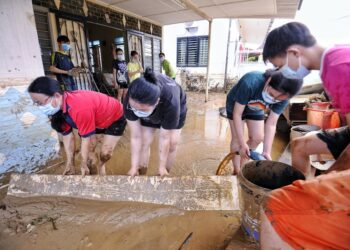 PENDUDUK di sekitar pekan Titi, Jelebu membersihkan rumah masing-masing yang terjejas akibat banjir. - UTUSAN/MOHD. SHAHJEHAN MAAMIN