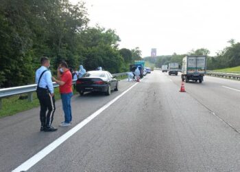 MANGSA bersama keluarganya yang menaiki kereta jenis Proton Perdana dalam perjalanan dari arah Batu Gajah, Perak ke Skudai, Johor.