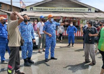 CHE ADAM A. Rahman (tengah) hadir meninjau keadaan banjir di Taman Cenderawasih di Kuantan, Pahanf. - UTUSAN/ DIANA SURYA ABD WAHAB